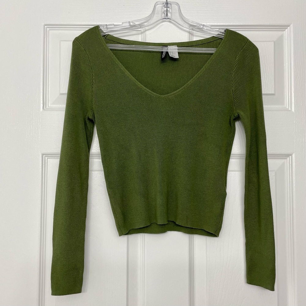 Divided by H&M Rib V-neck Crop Sweater in Dark Green Size Medium​